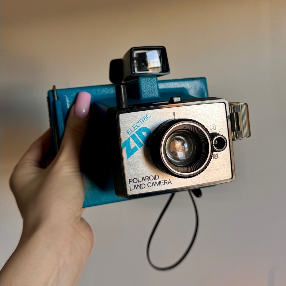 Vintage Polaroid Electric Zip Land Camera – Retro 70s Instant Film Camera Decor